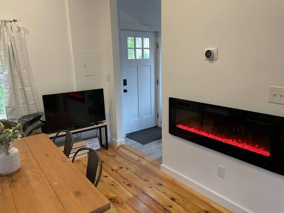 Campfire Cottage Fireplace, Fire Pit & No Chores! Кингстон Экстерьер фото